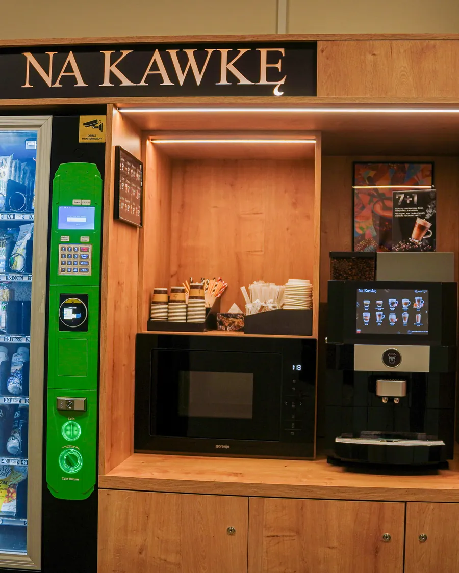 Moduł Na Kawkę i automat vendingowy we wspólnej zabudowie