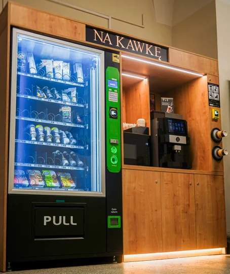 Moduł kawowy Na Kawkę i automat vendingowy we wspólnej zabudowie — działający punkt